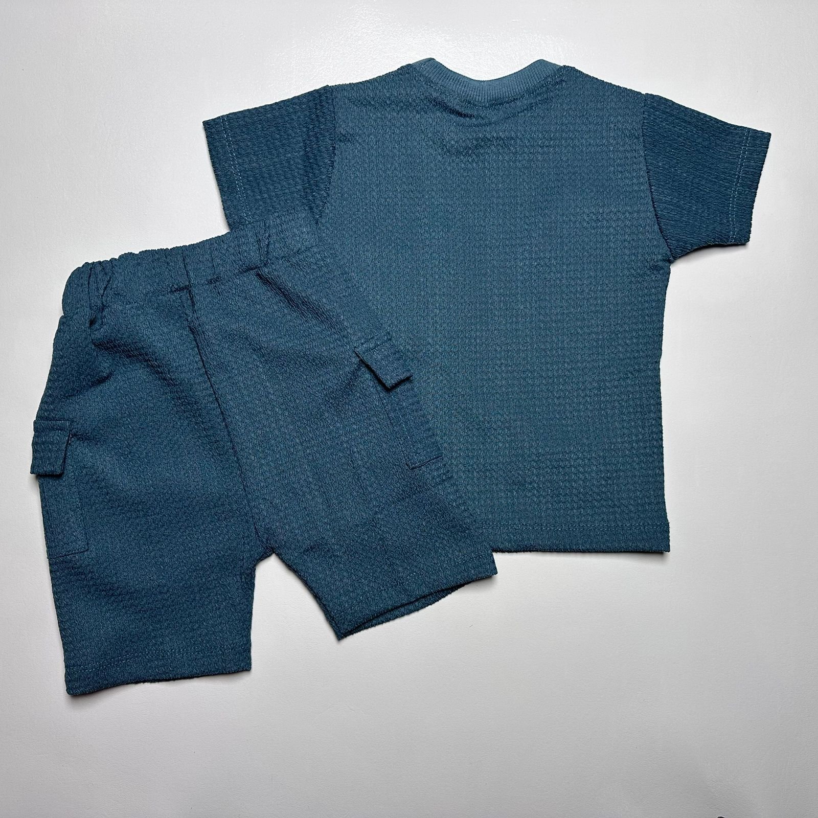 Boys Textured Chain-Accessory Tee and Cargo Shorts Set - Image 2